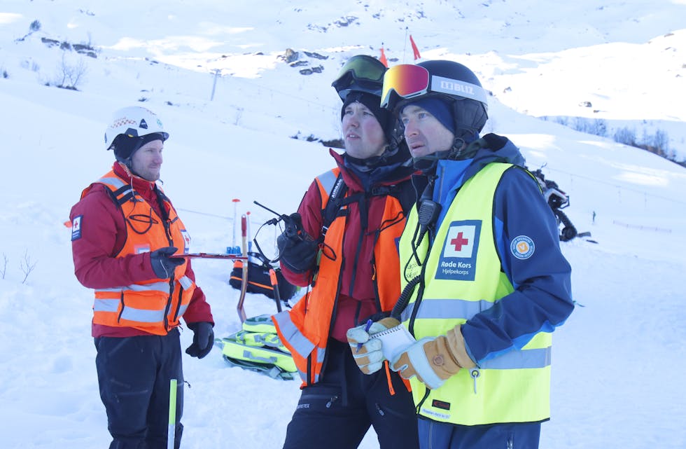 Kristoffer Handeland (til høgre) var fagleiar skred under øvinga, her i samtale med Simen Lunde, som er leiar i Sauda Røde Kors Hjelpekorps. Svein-Inge Solland Kindingstad hadde oppgåva med å halde kontroll på alle som gjekk ut og inn av skredområdet.