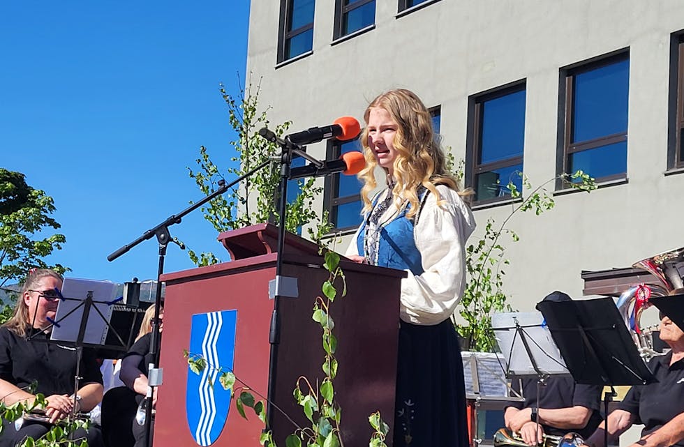Undomsskuleeleven Eline Thingbø haldt årets "Barnas tale" på Rådhusplassen.
