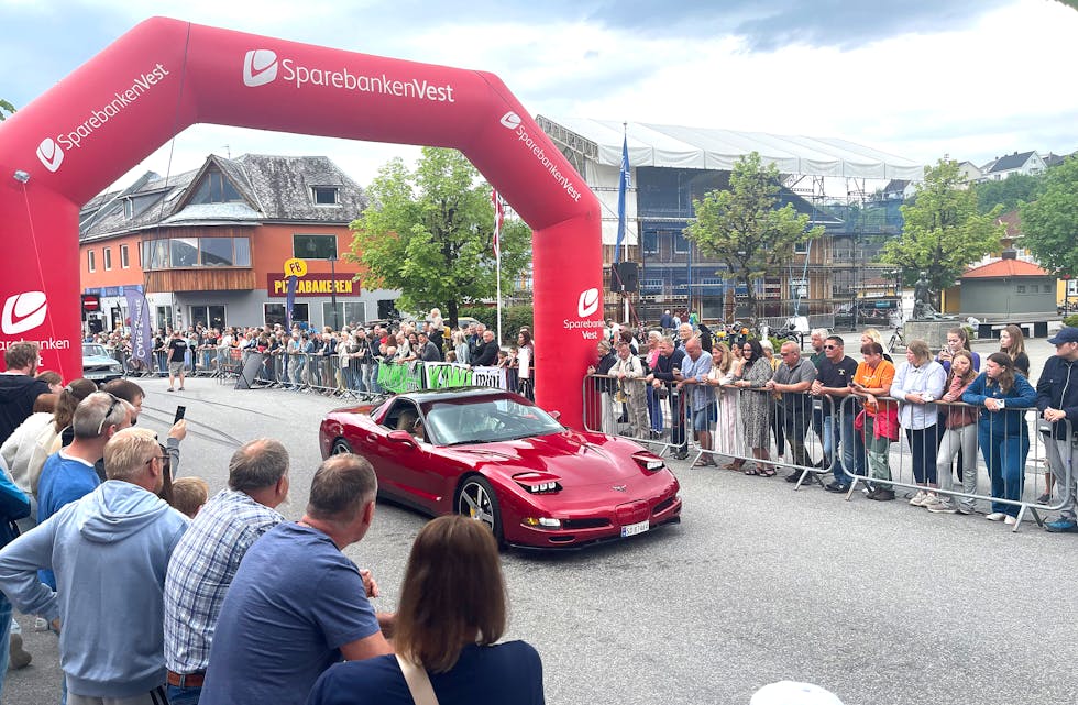 Mange flotte køyretøy og enormt mange saudabuar i sentrum under Cars & Coffee sitt hobbykøyretøy-arrangement under Saudadagane i fjor.