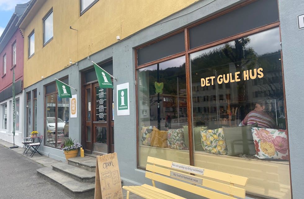 Turistinformasjonen ligg nå hos butikken «Det gule hus». Her er det trapp inn, utan rekkverk.