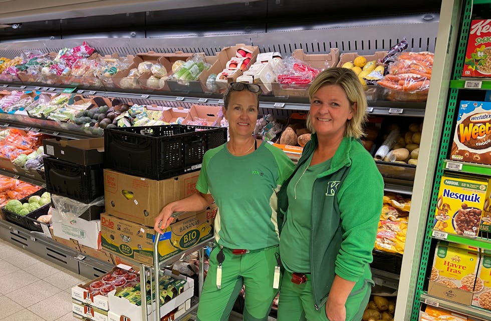 Her er Elisabeth Kaldheim Johansen (til venstre) og Gry Abelsen i kjent stil i frukt- og grønnsakavdelinga.