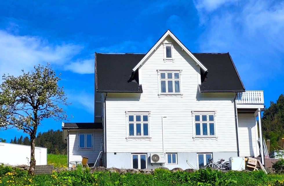 (Størst) Fløgstadvegen 32 er selt for 1.700.000 kroner.