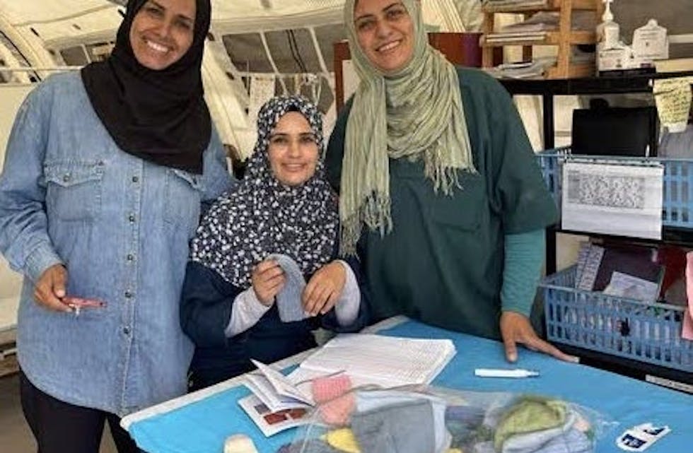 Små nydelige luer er levert til maternity, fra høyre dr. Mona Nasr, midwife Saana Raman og health offiser til venste. De sier tusen, tusen takk og de skal brukes klokt.