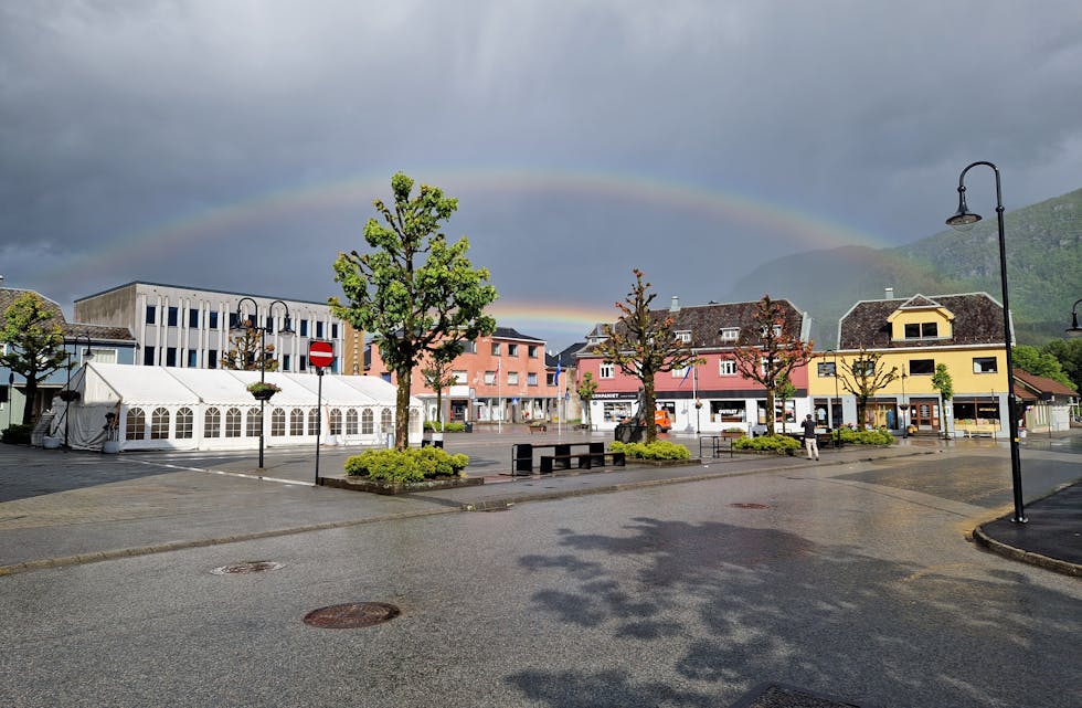Dobbel regnboge over Rådhusplassen, 27. mai.
