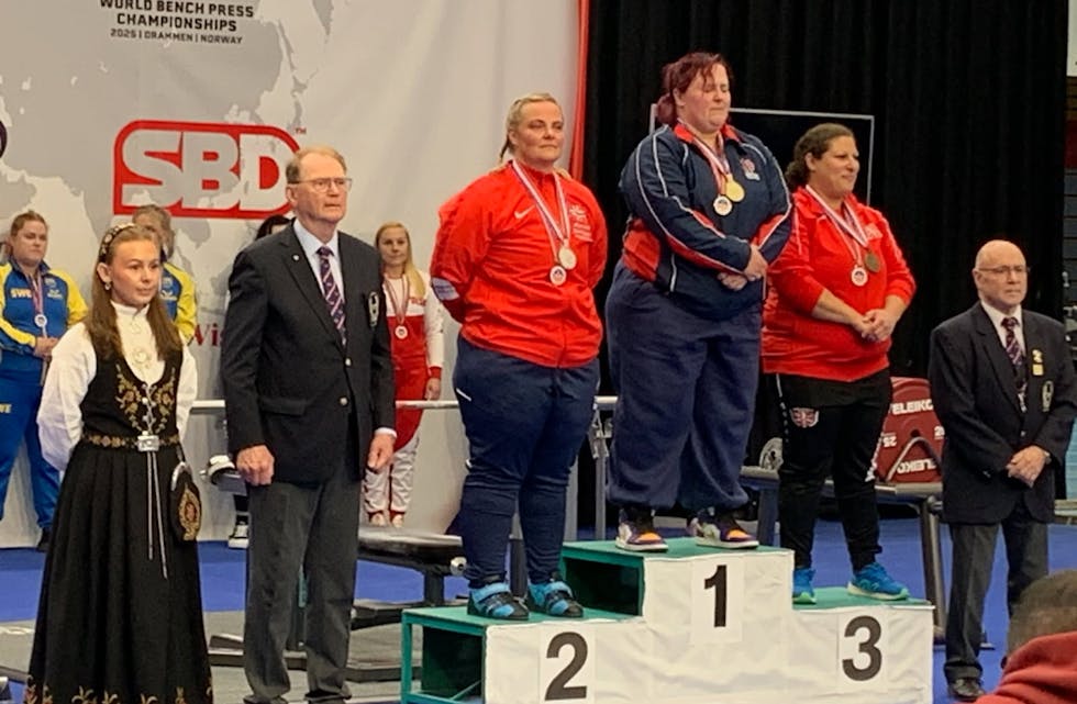 Pallen etter dagens VM-konkurranse i benkpress med utstyr. Frå venstre: Sølvvinnar Hildeborg Juvet Hugdal (Norge), gullvinnar og ny verdsrekordhaldar Katharina Sweatman (Storbritannia) og bronsevinnar Maria Kamp Jensen (Danmark).