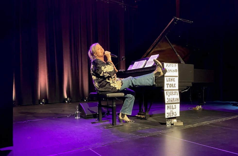 Ingrid Bjørnov var i storslag på scena på Folkets Hus. Her får publikum lære namna på dei nye ministrane til Støre.