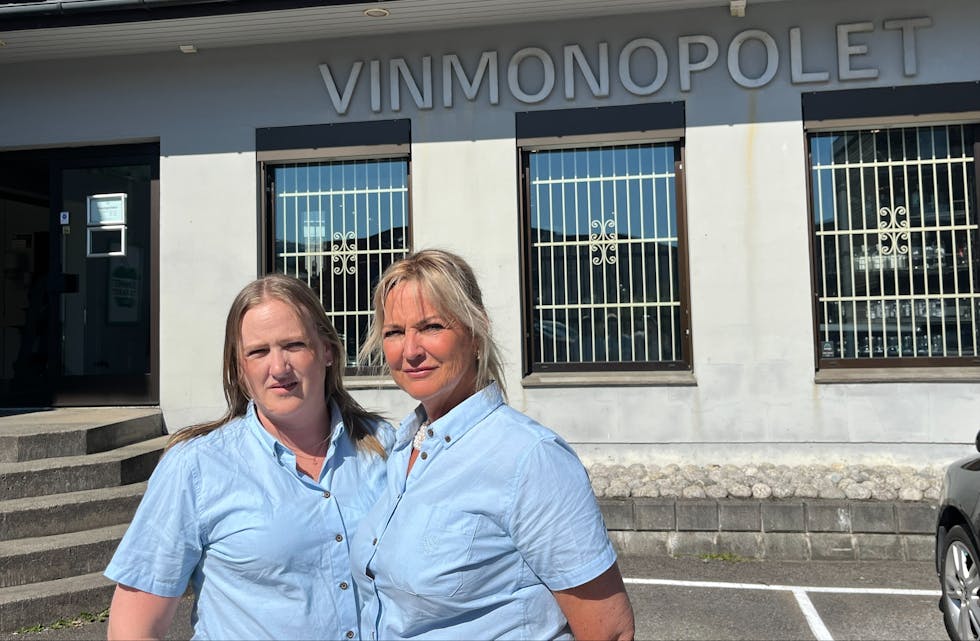 Butikksjef Siri Gauthun (til høgre), medarbeidar Kari Saltvik og dei andre tilsette ved vinmonopolet vil frå nå av anmelda langing til politiet. I tillegg vil dei senda bekymringsmelding til barnevernet når dei ser mindreårige involvert i langing.