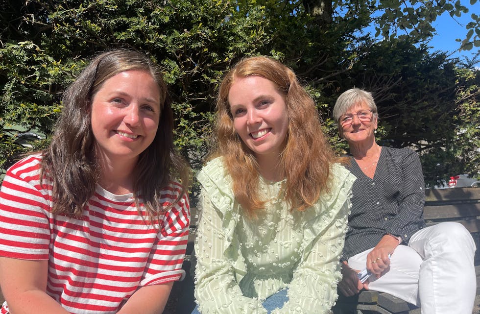 Karoline Kjellstad Lian (frå venstre) og Susanne Yksnøy har valt å engasjera seg i lokalpolitikken. Det gjer lokallagsleiar Elin Kjellstad glad.