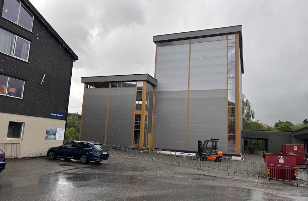 Klyv Klatrehall skal opne seinare i år, men skal Sauda Klatrehall AS betale renter på pengane dei har lånt av Sauda kommune, i påvente av spelemidlar? Det skal lokalpolitikarane ta ei ny vurdering på.