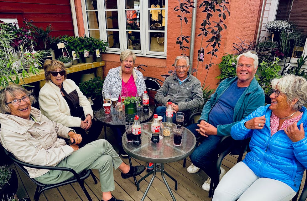 En lystig gjeng på Linda’s vinhus under Saudadagane.