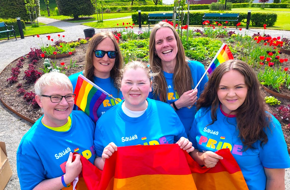 Denne fargerike gjengen representerer arrangementskomitéen til Pride i Sauda. Bak frå venstre: Mille Amalie Lende og Camilla Eikevik. Foran frå venstre: Martha Gulbrandsen, Martine Hocking og Guro Notshe.