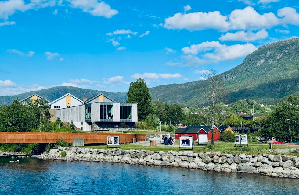 Foto- og tekst-utstillinga "Kjære alle saman" er stilt ut på Tangen, fram til neste helg.