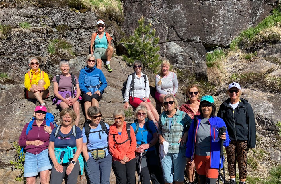 Framme frå venstre: Bente Dolmen Wigelius, Åshild Åbø Eeg, Anne Margrethe Valskår, Eva Klimek, Berit Saua, Siri Berle Lund, Ruth Tove Herheim, Lannie Nødland og Anne Brit Herheim. Bak frå venstre: Anne Irene Saua, Torhild Botnen Huseby, Anita Hardeland Saua, Margoth Sundsbø, Tordis Seim Aas og Wenche Geelmuyden Rød. Olaug Solbrekk slutta seg til gjengen i Austerheimsdalen.