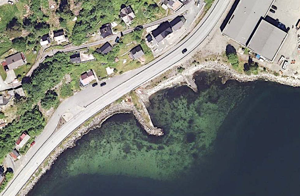 Ny vatn- og avløpstrasé på fjordsida av fylkesvegen, pluss muleg gang- og sykkelveg på toppen av leidningstraseen, har ført til at to grunneigarar klager på vedtaket. Traseen går frå båthamna til Nesøyra ved Si-Glass.
