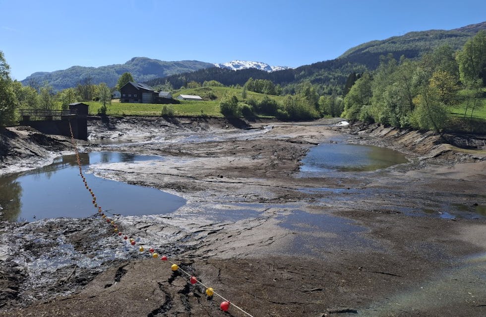 Fosstveitdammen er tappa ned, i påvente av at NVE skal godkjenne rivinga av demninga.