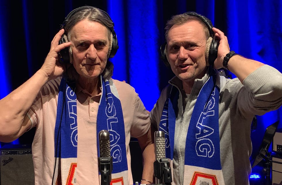 Dei er saudapatriotar, og no har bandet Podsoll og Odd Erik Egge (til høgre) laga Sauda idrettslag sin nye låt «Heia Sauda», saman med blant andre Nils Kristen Herheim. Her er Egge og Herheim under innspeling i ABC Studio.