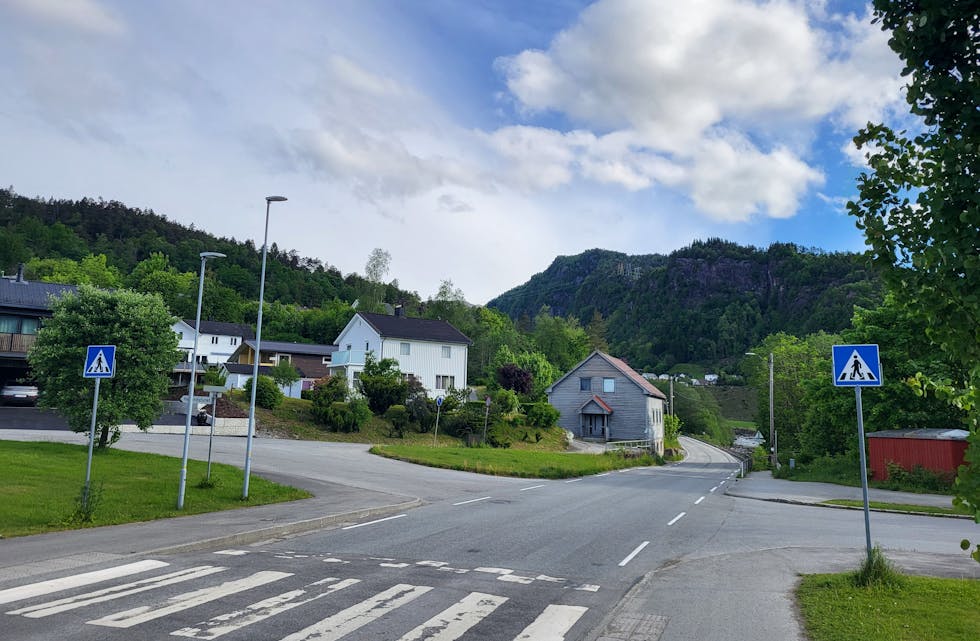 Stipla linje over kryssa i Espelandsvegen. Mange har blitt forvirra av dette? Skal ein stoppa for trafikken frå Høllandstunet og bustadområdet og skule-parkeringsplassen, eller ikkje?