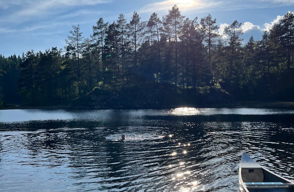 – Bildet er frå familiedag ved gapahuken på Vetrhus. Jakt- og fiskeskule-arrangement med SJFF. Kjempefornøyd mor og dotter etter nokre timar med både bading, fisking og grilling saman med flott gjeng, skriv fotografen.