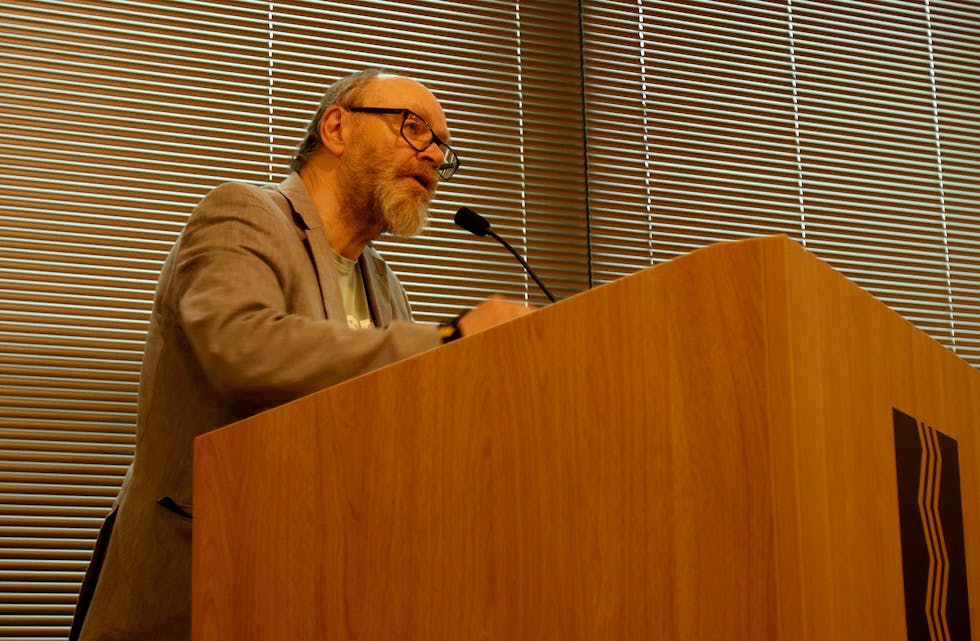 Alan G. Thompson la fram forslag frå SV og Raudt om at ei prosjektgruppe skal vurdere eit ungdomstilbod før ein konkluderer med at ungdomskafé er den beste løysinga. Forslaget fekk fleirtal.