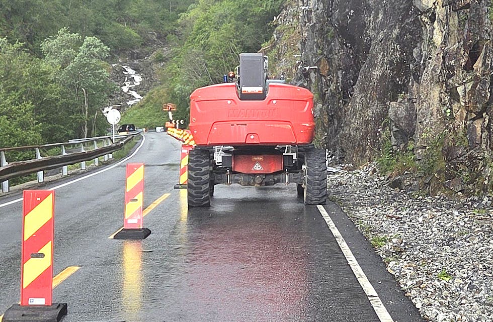 Det pågår nå eit omfattande rassikringarbeid i Åsjuvet, langs fylkesvegen mellom Sauda og Ropeid.