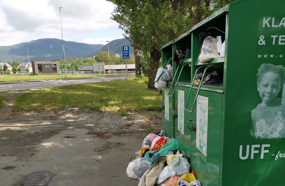 Nok ein gong overfyllte kleskontainarar.