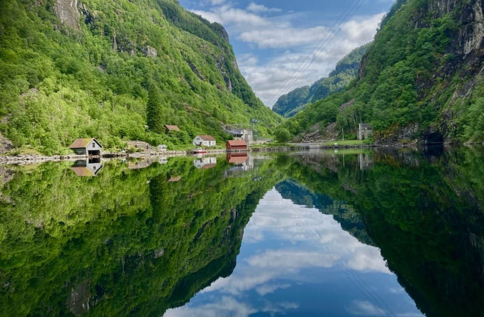 Hylen. Roleg plass og roleg fjord. Kraftverket var stoppa og derfor sjeldan stilt i fjordbotnen. Bildet er tatt pinseaftan i år.