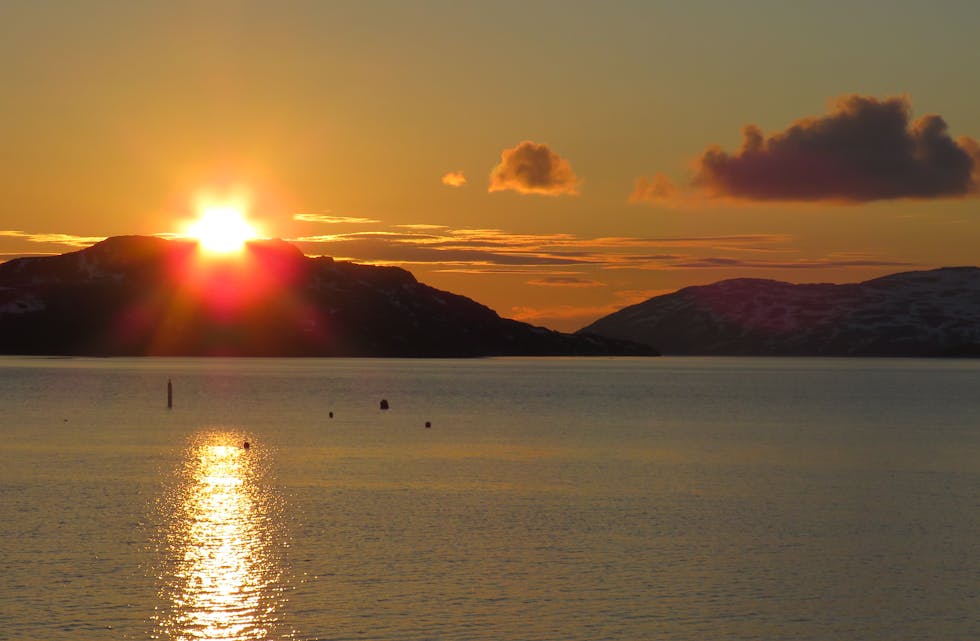 Den låge midnattssola lagar vakkert fargespel nattestid. Her frå Kirkenes 29. mai 2017.