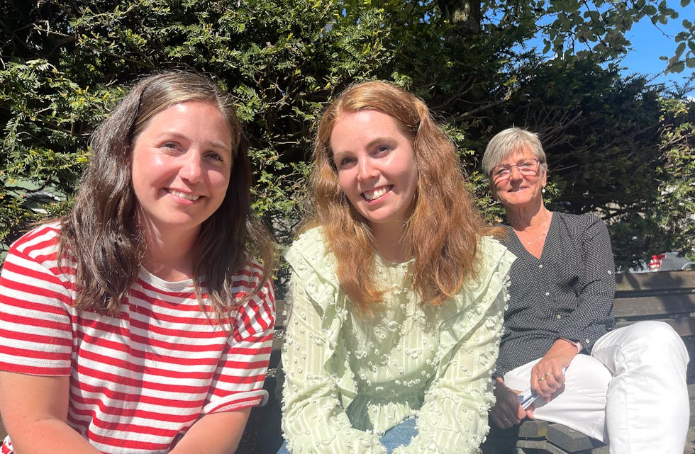 Elin Kjellstad (Bak, til høgre) og Susanne Yksnøy (i midten) står bak dette lesarbrevet. Her saman med partikollega Karoline Kjellstad Lien.