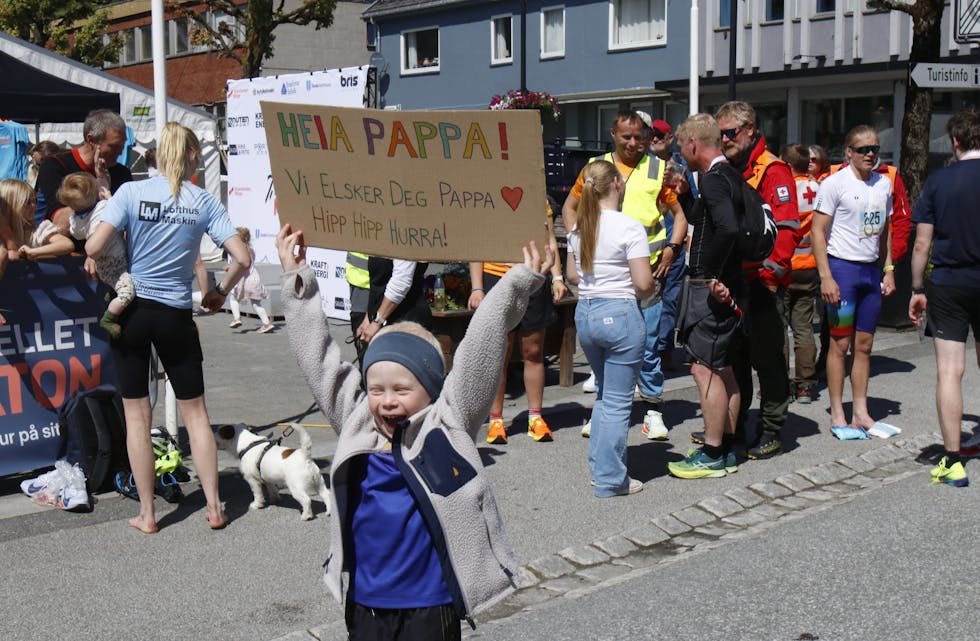Magnus Andreassen Vidvey heia på pappa Bjørn Øvrebø Vidvey, som sprang heilmaraton og blei nummer sju på respektable 3.18.46.