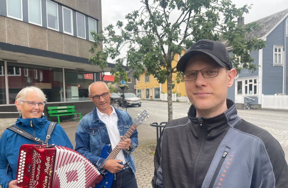 Martin Bokn Haugland (33) er det yngste medlemmet i Sauda trekkspillklubb. Hans kompetanse som dataekspert er blitt uvurderleg for rytmegitarist Hans Agnar Wigelius, tordarspelar Kjersti Bruknapp og resten av trekkspelklubben.