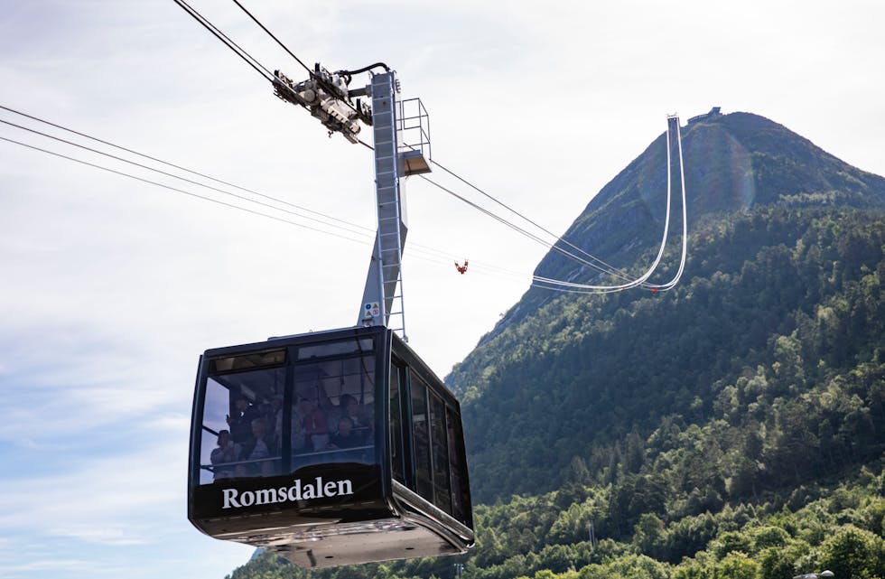 Romsdalsgondolen går frå Åndalsnes sentrum og opp til fjelltoppen Nesaksla.