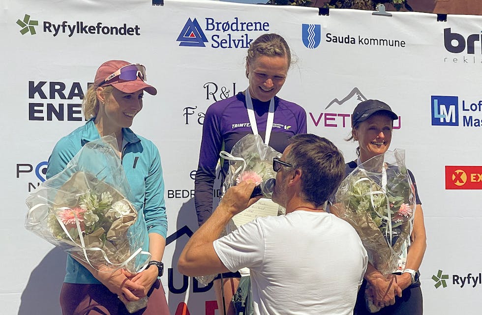 Sigerspallen heilmaraton damer med vinnar Trine Holmer-Hoven i midten. Trine Bjønnes (til venstre) blei nummer to og Astrid Fossaa Viga nummer tre.