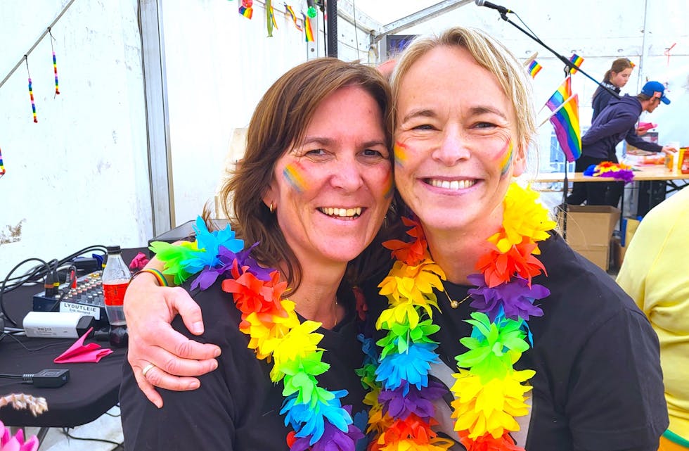 Ekteparet Vibeke Stavang og Anya Markhus storkoser seg under Pride-arrangementet på Rådhusplassen søndag.