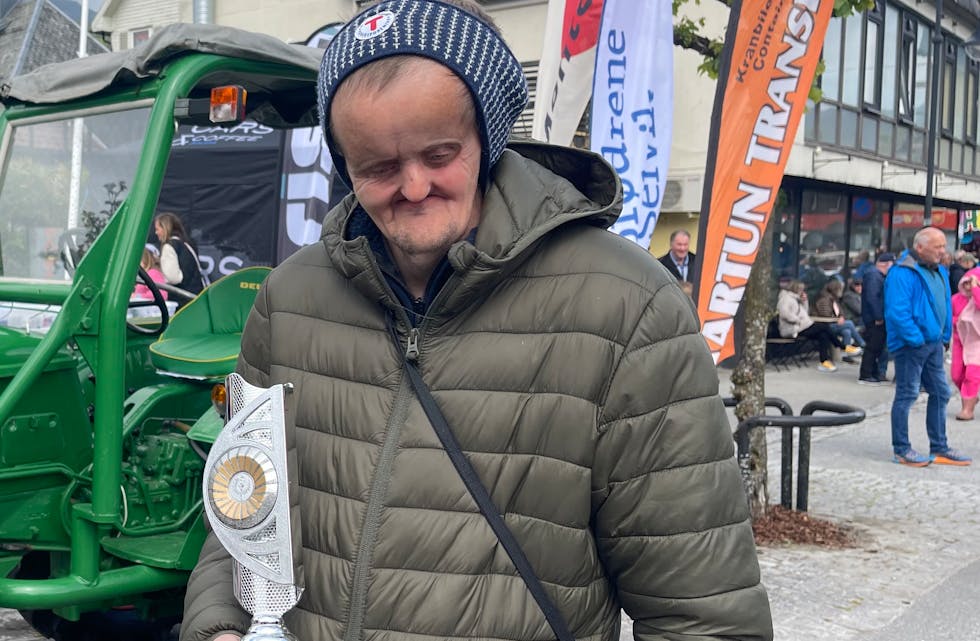Rune Hoftun er overvelda av responsen etter at han og den vesle restaurerte traktoren hans vann «Åpen klasse» under Saudadagane.