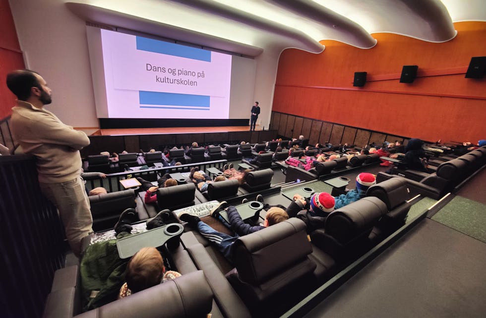 Færre saudabuar går på kino, trass påkosta oppgraderinger og oppussing. Her blir kinosalen brukt av skulefritidsordninga til ei samling i regi av kommunen i februar i år.