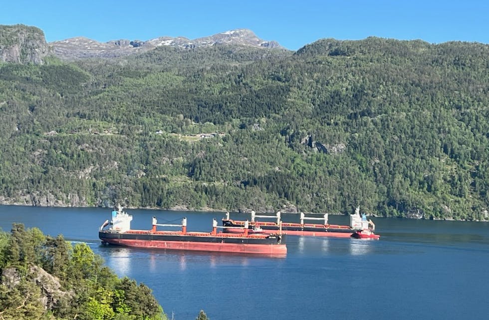 To store skip passerer kvarandre i Saudafjorden. Bildet er tatt i midten av mai i år.