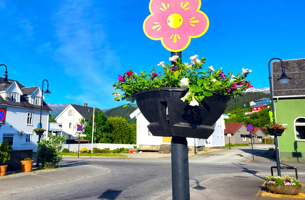 Etter nokre år borte frå bybildet, er blomane tilbake. Det er Asta H. Pettersen takksam for.