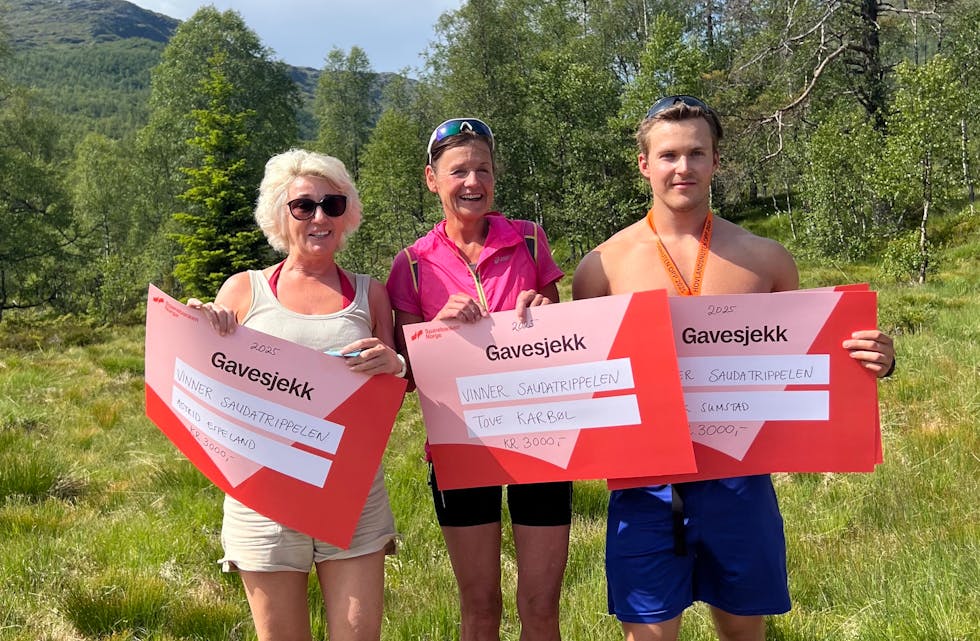 Tre glade vinnarar av Saudatrippelen. Frå venstre: Astrid Espeland, Tove Karbøl og Henrik Sumstad.