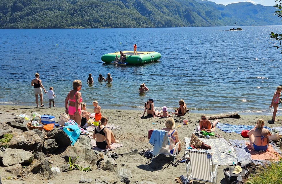Riviera-stemning på campingplassen i Sauda! Ryfylke har fått låne dette flotte bildet frå strandkanten på laurdag.
