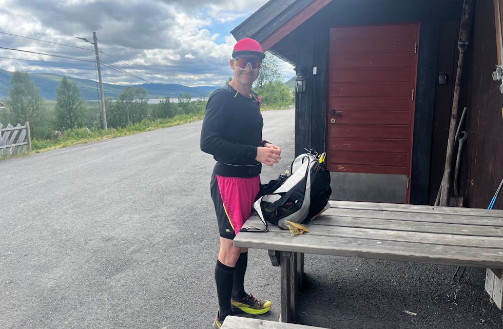 Finn Isaksen etter 175 kilometer løping, like blid. 325 kilometer gjenstår.