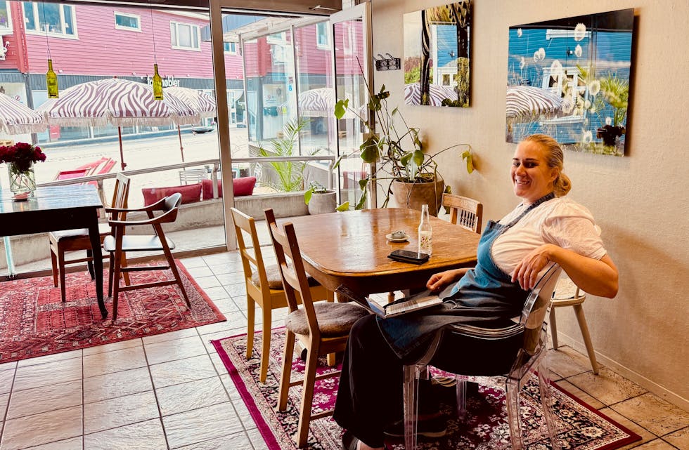 Kerstin Geelmuyden Rød tar ein pause mellom gjestene på Alfred.