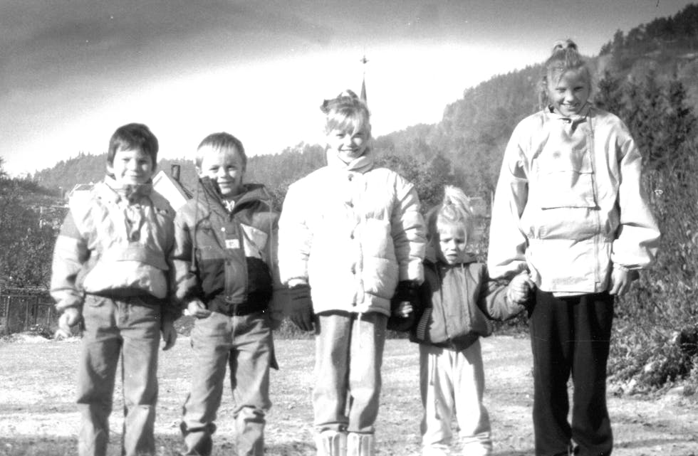 Bildet er frå hausten 1989. I dag er borna i førtiåra.
