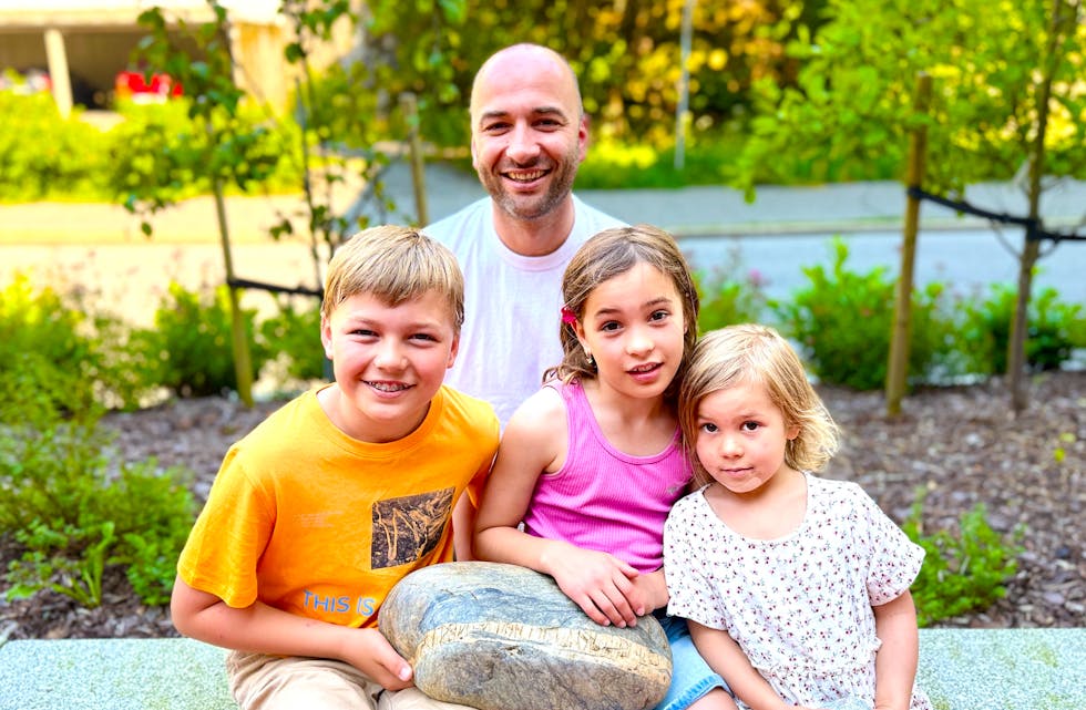 Thor Øistein Helle (39) var saman med blant andre barna Johanne Urke Helle (4), Ingrid Urke Helle (7) og Levi Urke Helle (11) då han fann denne steinen i ei jettegryte i Åbødalen. No er familien spent på om dei tydelege teikna i steinen er ekte runeskrift.
