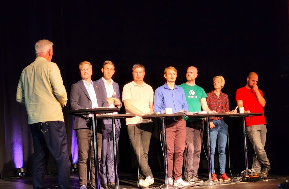 Kraftforvaltning, straumprisar, ammoniakkfabrikk og samferdsel var nokre av temaa som politikarane diskuterte under tysdagens paneldebatt. Frå venstre i panelet: Kristoffer Sivertsen (FrP), Andreas Bjelland Eriksen (Ap), Geir Pollestad (Sp), Alexander Stokkebø (H), Olav Lindseth (V), Ingrid Fiskaa (SV) og Mímir Kristjánsson (R). Heilt til venstre er debattleiar Harald Birkevold frå Stavanger Aftenblad.