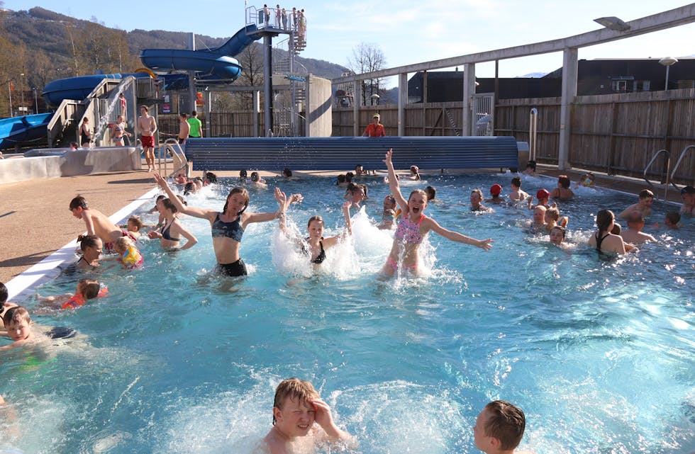 Nesten 6 000 besøkande har vore innom Saudahallen i sommar, trass i svært gode badetemperaturar på badeplassane i det fri denne sommaren. Det er Saudahallens nye daglege leiar, Yvonne Herheim, fornøgd med.