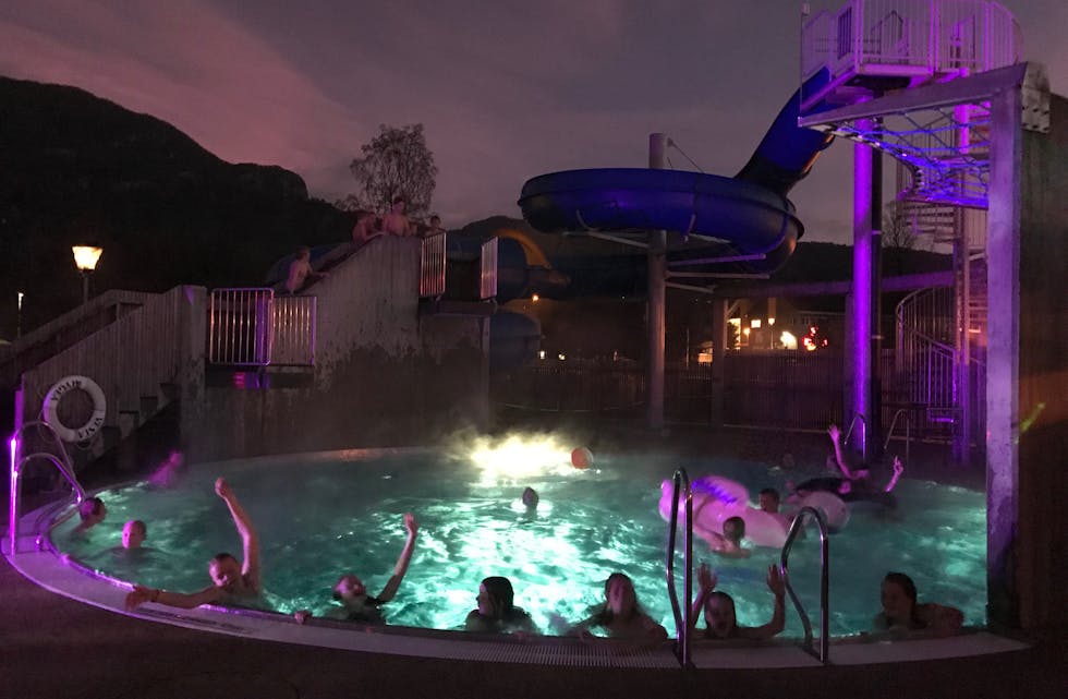 Årets utgåve av Sauda ungdomsfestival vil innehalde både pool party, mageplask og musikk. Her frå disko i utebassenget i 2022.
