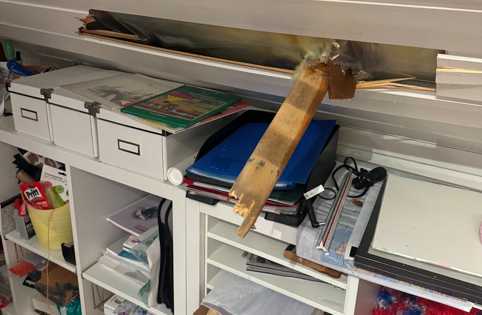 På loftet, som før var brukt som soverom, stod denne bjelken ut frå veggen.