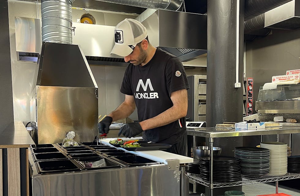 Alexander Hasse har jobba over 70 timer kvar veke for å få restauranten Capri til å gå rundt, men må nå gi opp. Måndag om éi veke stenger restauranten. Arkivfoto.