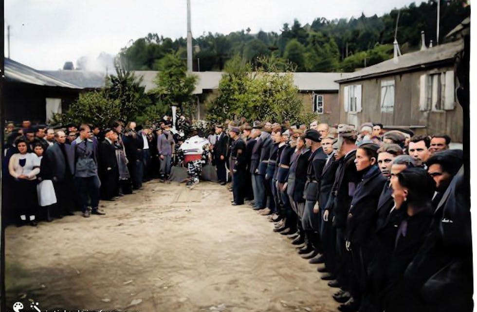 Gravferd frå Nordag-anlegget. Bildet er fargelagt i moderne tid.