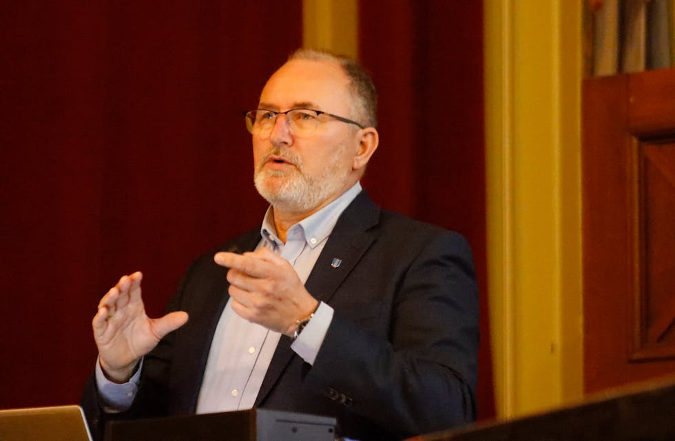Torsdag ettermiddag heldt kommunedirektør Hans Erik Utne budsjettpresentasjon i Storesalen i Folkets Hus.